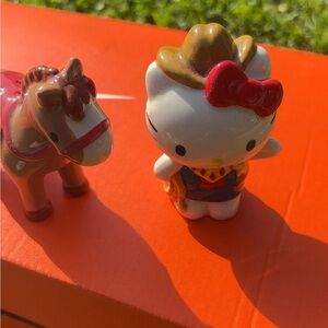 Hello Kitty Western Adventure Set - Red and Brown salt and pepper shakers